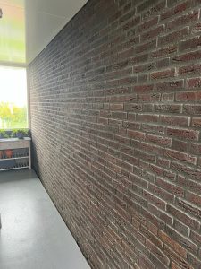 Bakstenen muur na behandeling zoutuitslag VvE Mayflower-Lelystad